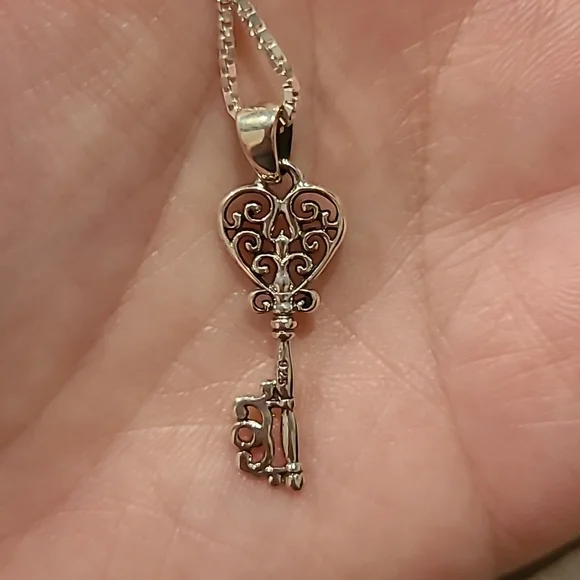 Filigree heart key sterling silver necklace - Picture 2 of 4